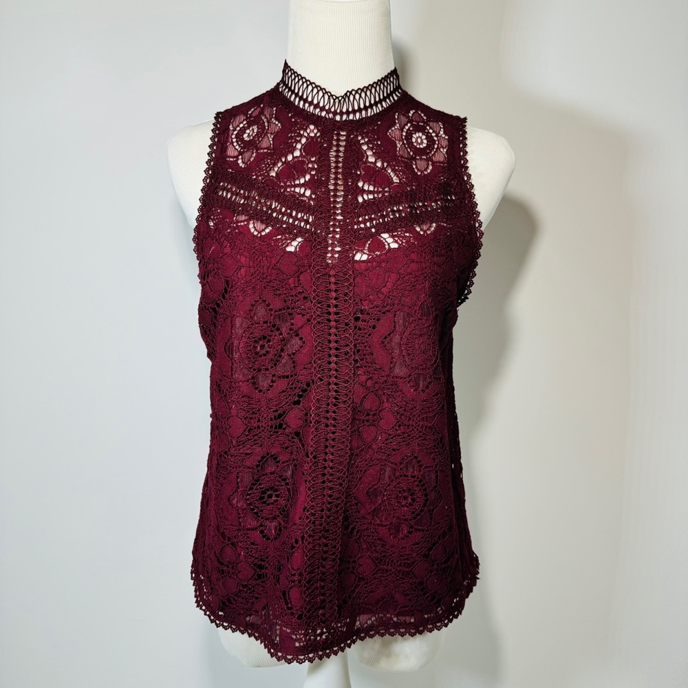 BB Dakota Play Nice Bordeaux Lace‎ Sleeveless Blouse Keyhole